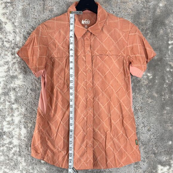 Rei Co op Size XS Stretch Diamond Casual Button Shirt Pink Short Sleeve Collar - Picture 2 of 9